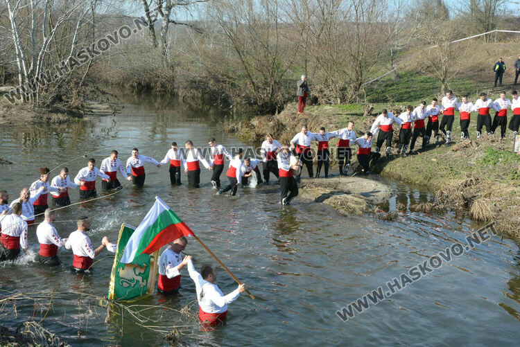 50 мъже скочиха за кръста и се хванаха на леденото хоро в Харманли