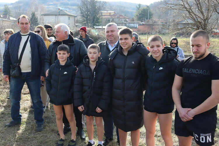 Тихомир Стефанов за четвърта поредна година извади кръста на Богоявление в Гарваново