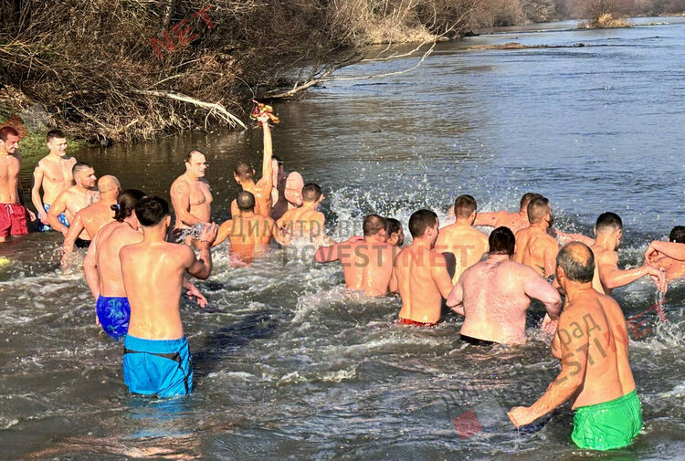 15-годишния Александър спаси Христовия кръст в Димитровград