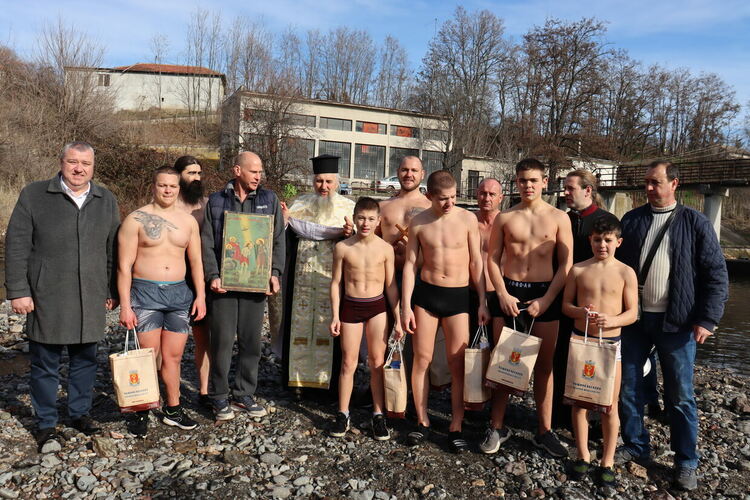 Тихомир Стефанов за четвърта поредна година извади кръста на Богоявление в Гарваново