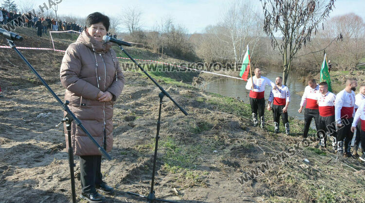 50 мъже скочиха за кръста и се хванаха на леденото хоро в Харманли