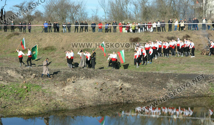 50 мъже скочиха за кръста и се хванаха на леденото хоро в Харманли