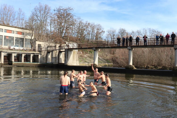 Тихомир Стефанов за четвърта поредна година извади кръста на Богоявление в Гарваново
