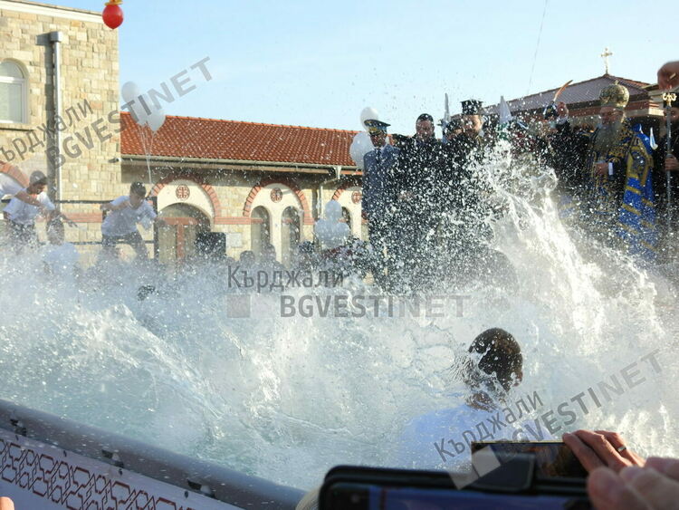 Величко Карабоюков отново хвана кръста в Арда на Богоявление,при децата успехът бе за Виктор Марианов
