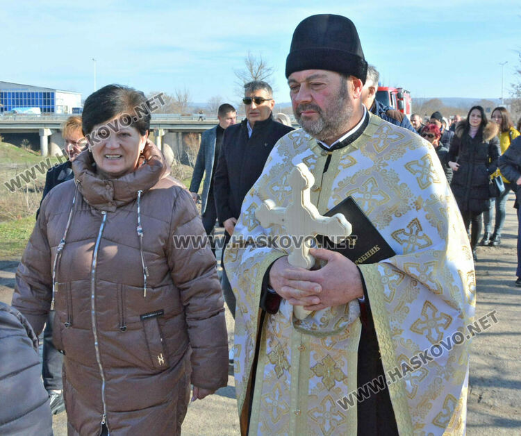 50 мъже скочиха за кръста и се хванаха на леденото хоро в Харманли