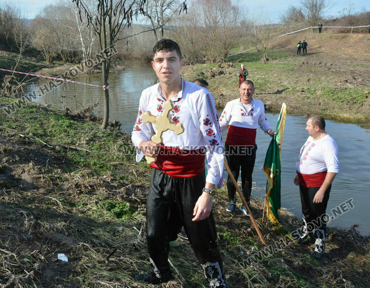 50 мъже скочиха за кръста и се хванаха на леденото хоро в Харманли