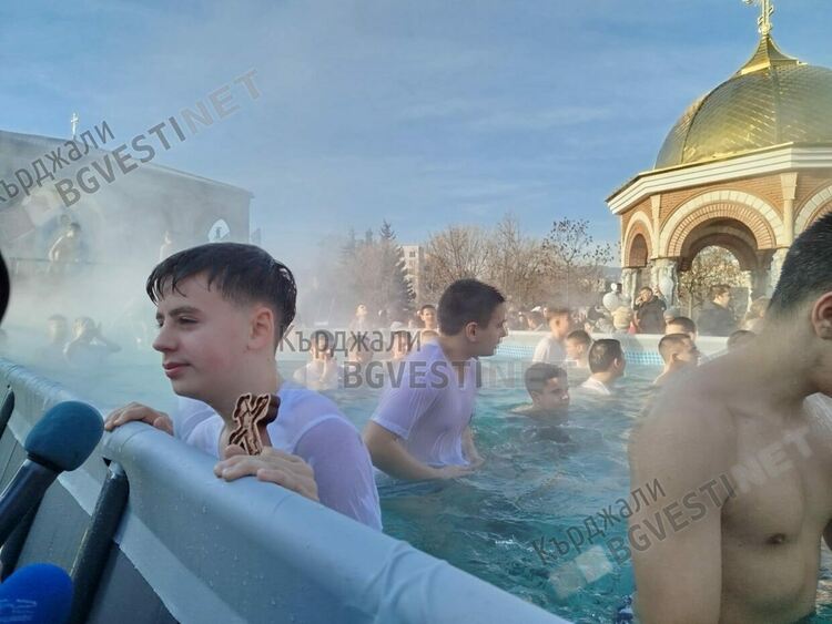 Величко Карабоюков отново хвана кръста в Арда на Богоявление,при децата успехът бе за Виктор Марианов