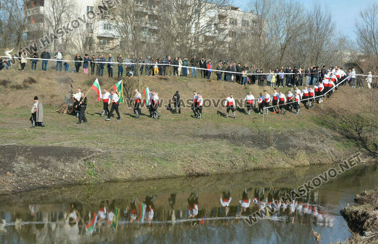 50 мъже скочиха за кръста и се хванаха на леденото хоро в Харманли