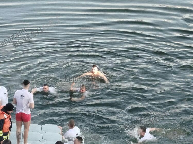 Величко Карабоюков отново хвана кръста в Арда на Богоявление,при децата успехът бе за Виктор Марианов