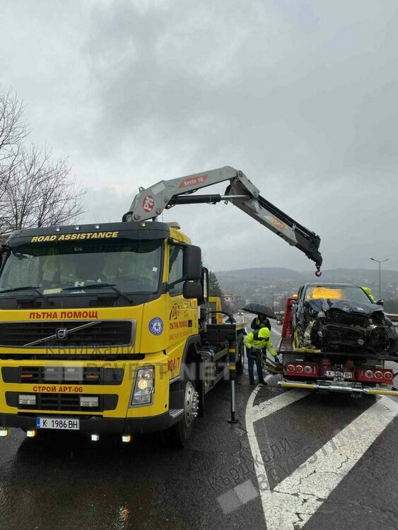 Катастрофа след катастрофа,товарна "Дачия" блъсна катастрофирал "Сеат"при Градинка