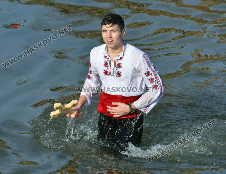 50 мъже скочиха за кръста и се хванаха на леденото хоро в Харманли