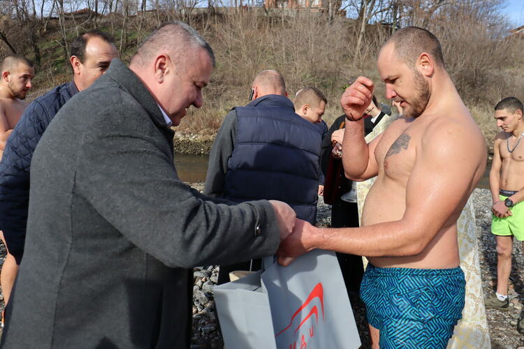 Тихомир Стефанов за четвърта поредна година извади кръста на Богоявление в Гарваново