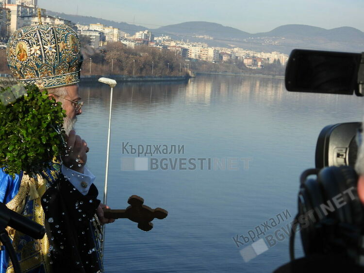 Величко Карабоюков отново хвана кръста в Арда на Богоявление,при децата успехът бе за Виктор Марианов