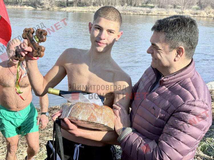 15-годишния Александър спаси Христовия кръст в Димитровград