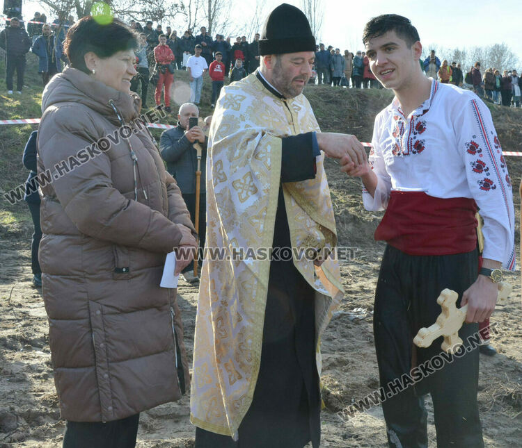 50 мъже скочиха за кръста и се хванаха на леденото хоро в Харманли