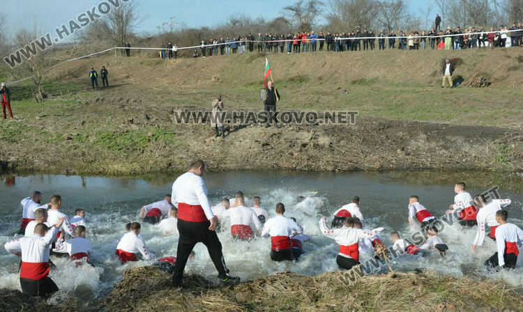50 мъже скочиха за кръста и се хванаха на леденото хоро в Харманли