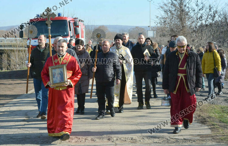 50 мъже скочиха за кръста и се хванаха на леденото хоро в Харманли