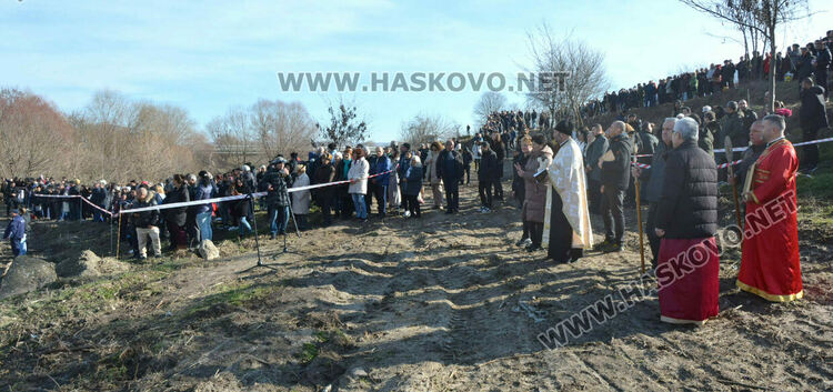 50 мъже скочиха за кръста и се хванаха на леденото хоро в Харманли