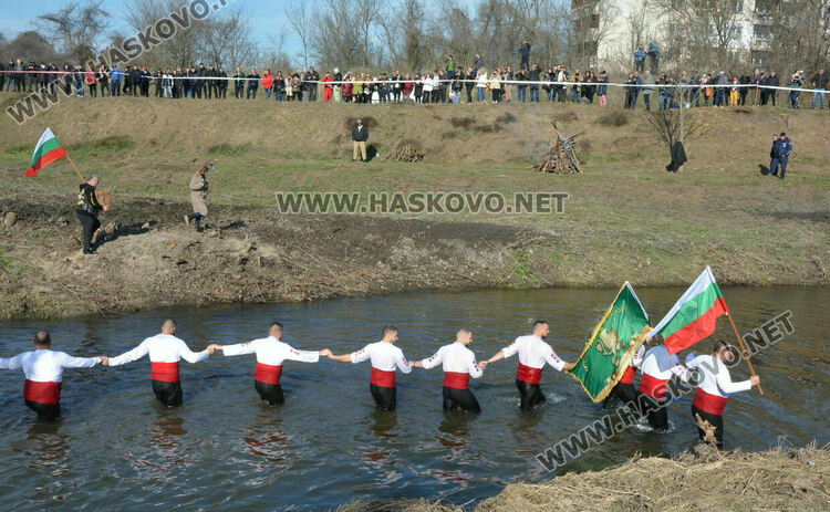 50 мъже скочиха за кръста и се хванаха на леденото хоро в Харманли