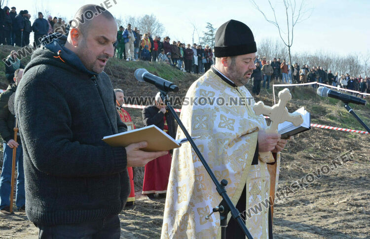 50 мъже скочиха за кръста и се хванаха на леденото хоро в Харманли
