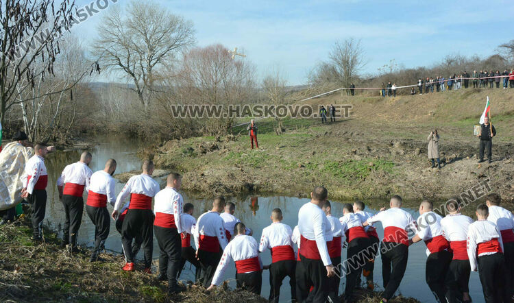 50 мъже скочиха за кръста и се хванаха на леденото хоро в Харманли