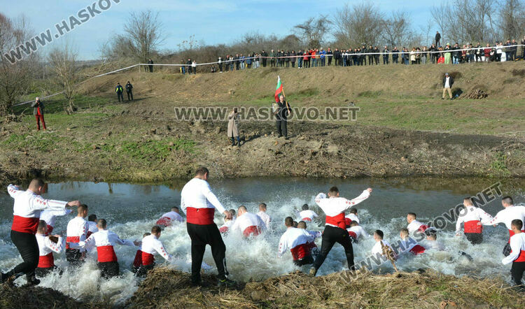 50 мъже скочиха за кръста и се хванаха на леденото хоро в Харманли