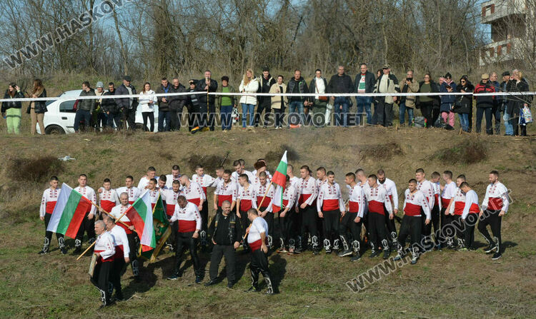 50 мъже скочиха за кръста и се хванаха на леденото хоро в Харманли