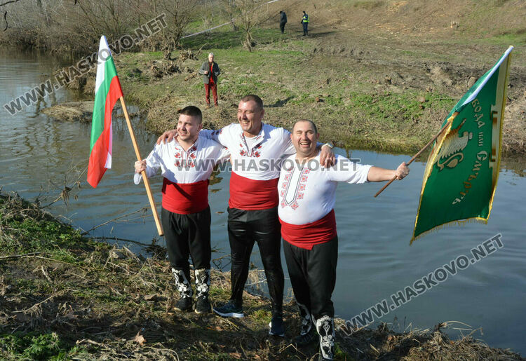 50 мъже скочиха за кръста и се хванаха на леденото хоро в Харманли