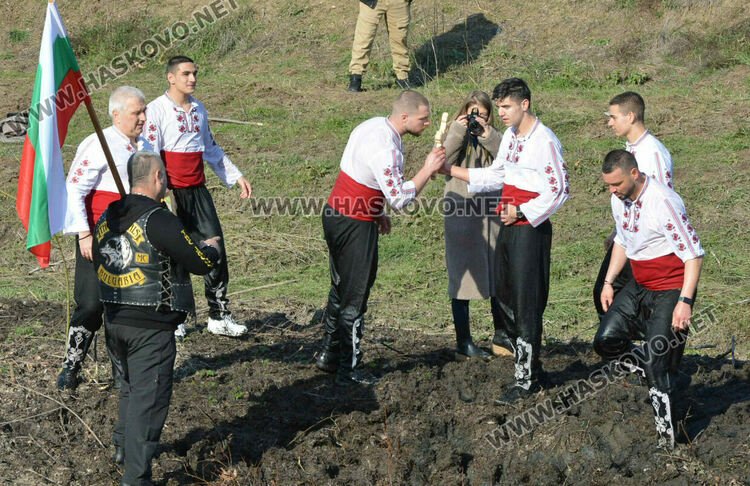 50 мъже скочиха за кръста и се хванаха на леденото хоро в Харманли