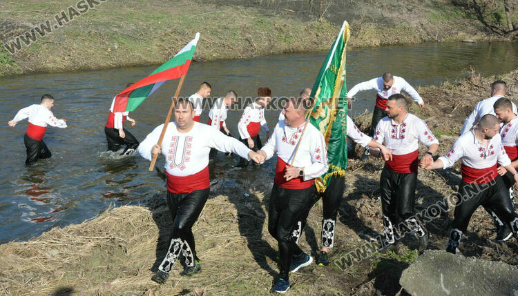 50 мъже скочиха за кръста и се хванаха на леденото хоро в Харманли
