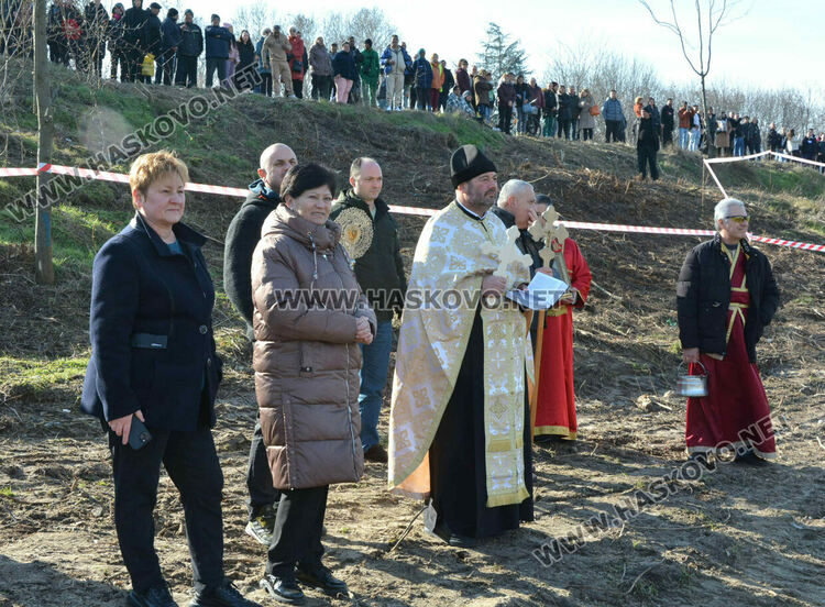 50 мъже скочиха за кръста и се хванаха на леденото хоро в Харманли