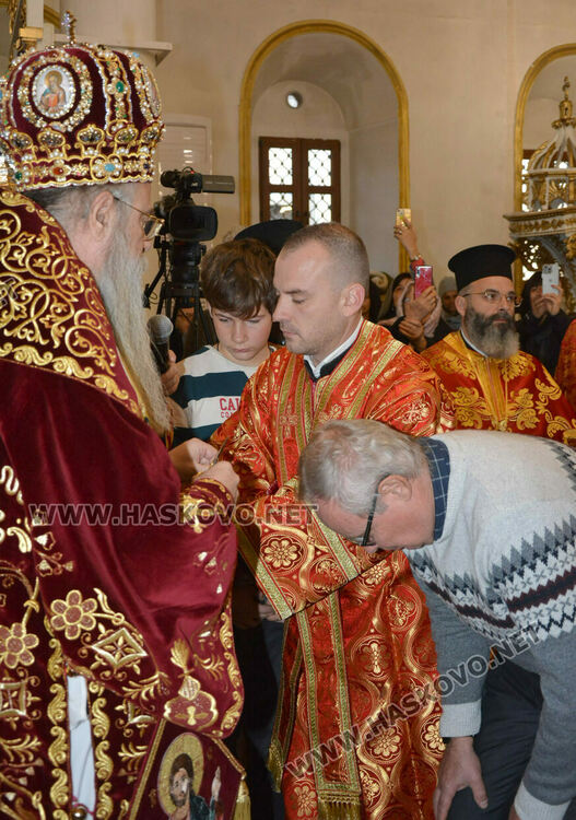Хасковлии посрещнаха митрополит Николай на Ивановден 
