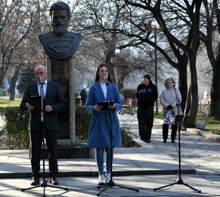 Асеновград отбеляза 177 години от рождението на Христо Ботев 