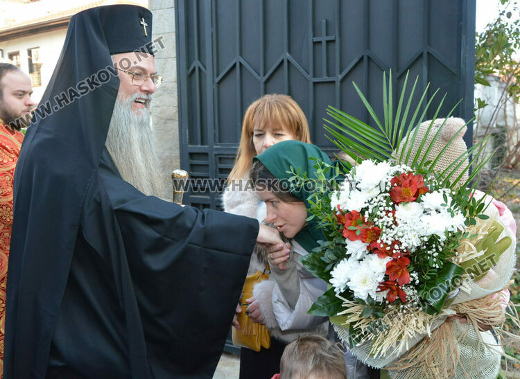 Хасковлии посрещнаха митрополит Николай на Ивановден 