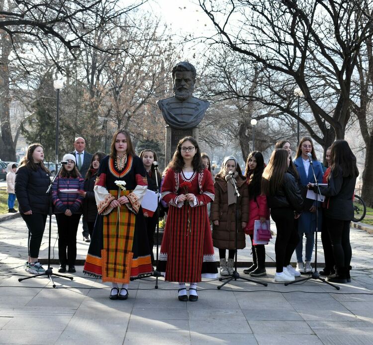 Асеновград отбеляза 177 години от рождението на Христо Ботев 