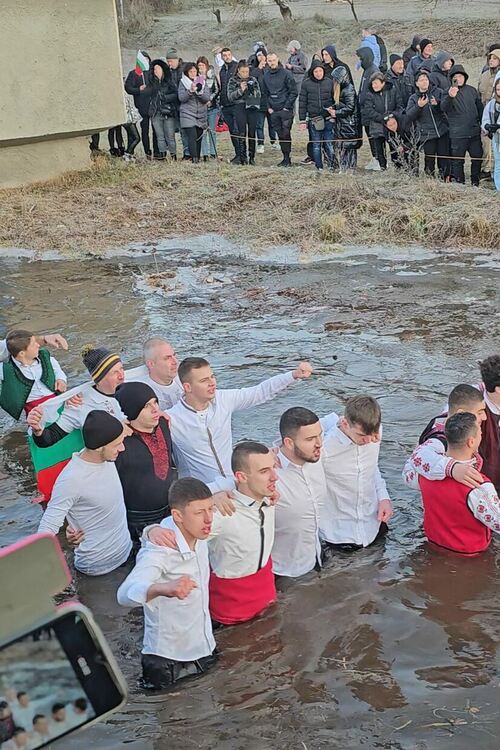 Българи-юнаци от "Славейков" на мъжкото хоро в Калофер
