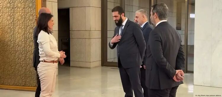 Лидерът на временното управление в Сирия Ахмед аш-Шараа посреща Аналена Бербок не с ръкостискане, а с ръка на сърцето.