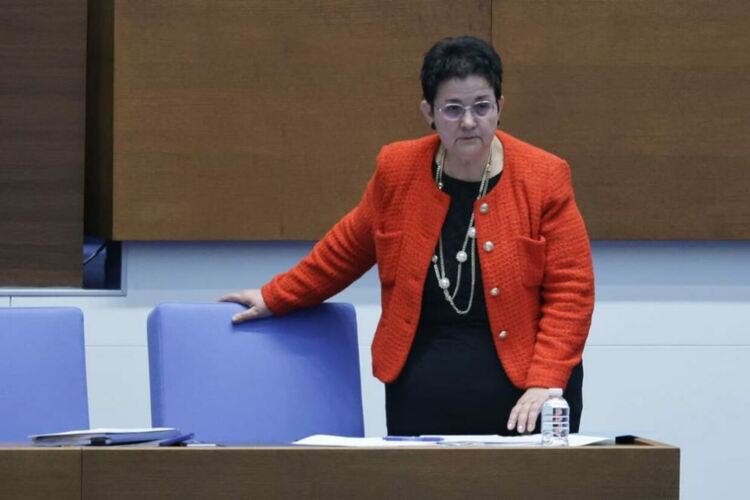 Министър Петкова за проектобюджета: Това не е бюджет на отчаянието, на измислени или натъкмени цифри