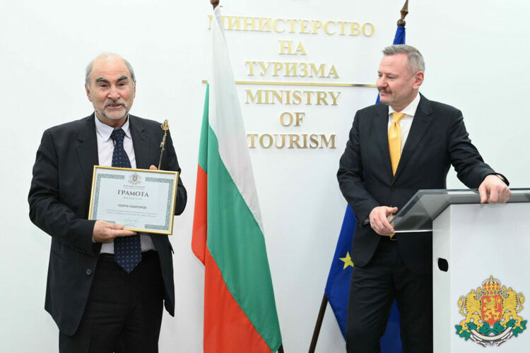 Георги Пампоров с почетна статуетка „Златна роза“ от министър Милошев за принос към развитието на туризма