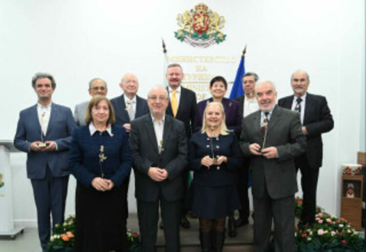 Георги Пампоров с почетна статуетка „Златна роза“ от министър Милошев за принос към развитието на туризма