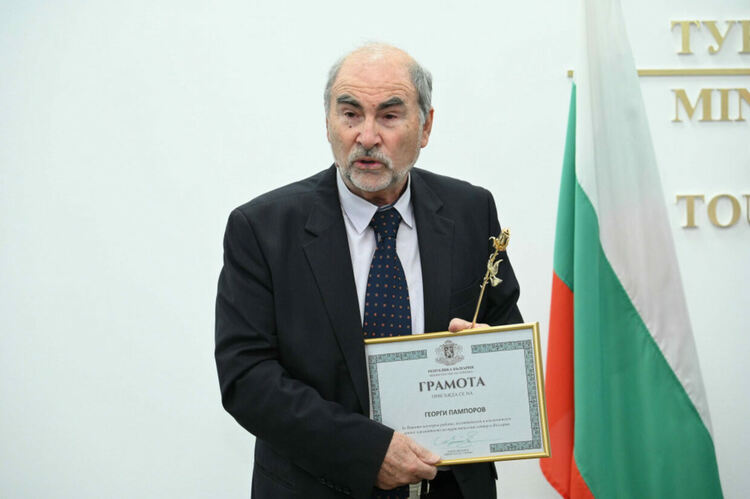 Георги Пампоров с почетна статуетка „Златна роза“ от министър Милошев за принос към развитието на туризма