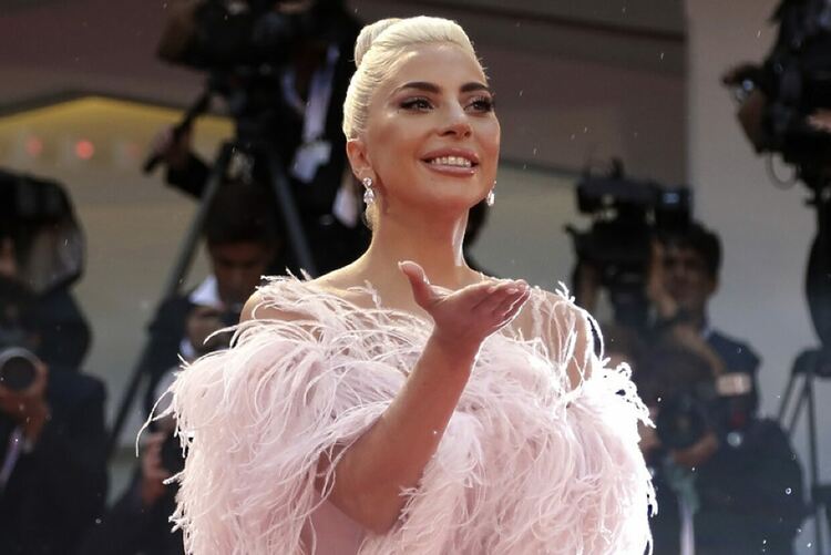 Die With a Smile на Лейди Гага и Бруно Марс оглави класацията на „Билборд“