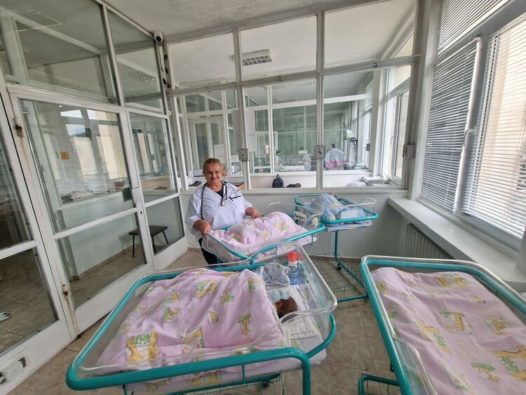 В Смолян годината започна ударно, родиха се 11 бебета
