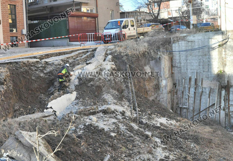 Започна укрепване на пропадналия изкоп в „Бадема“