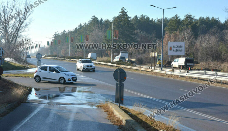 Втори ден продължава отстраняването на аварията на главен водопровод в Хасково