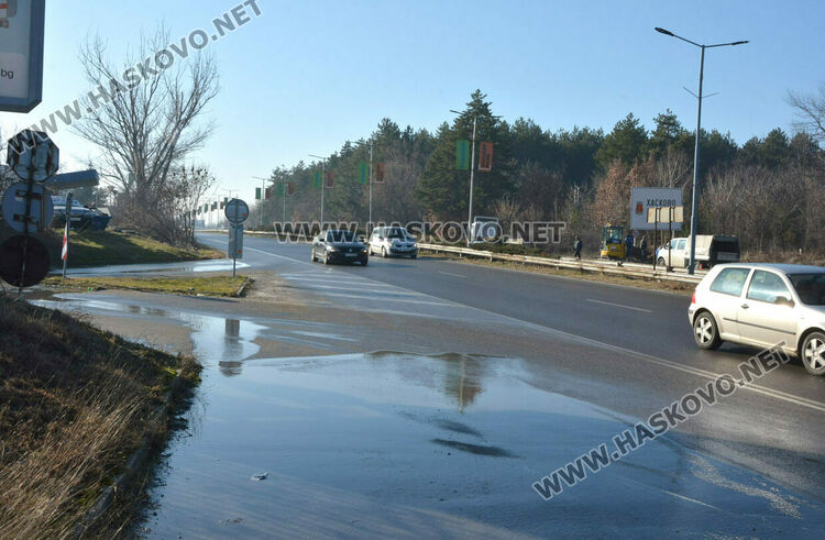 Втори ден продължава отстраняването на аварията на главен водопровод в Хасково