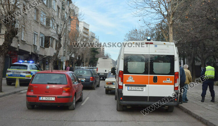 Водачка и водач пострадаха при катастрофи в Хасковско