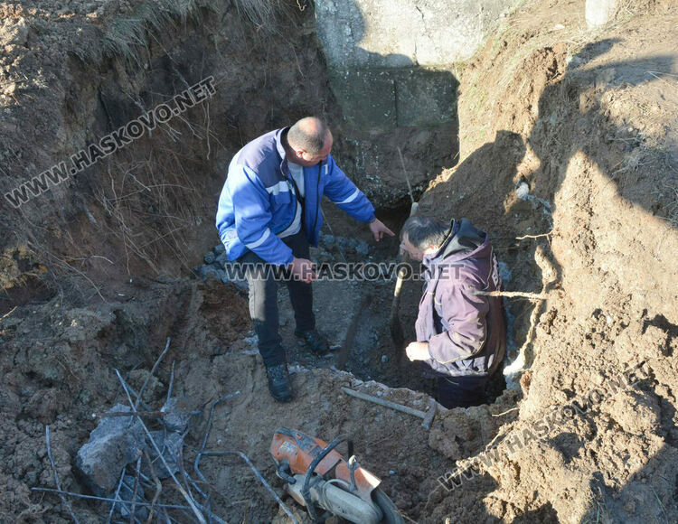 Втори ден продължава отстраняването на аварията на главен водопровод в Хасково
