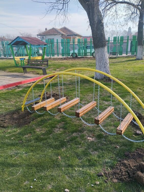 Две нови съоръжения радват децата в Дебър