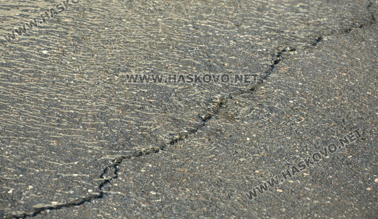 Втори ден продължава отстраняването на аварията на главен водопровод в Хасково